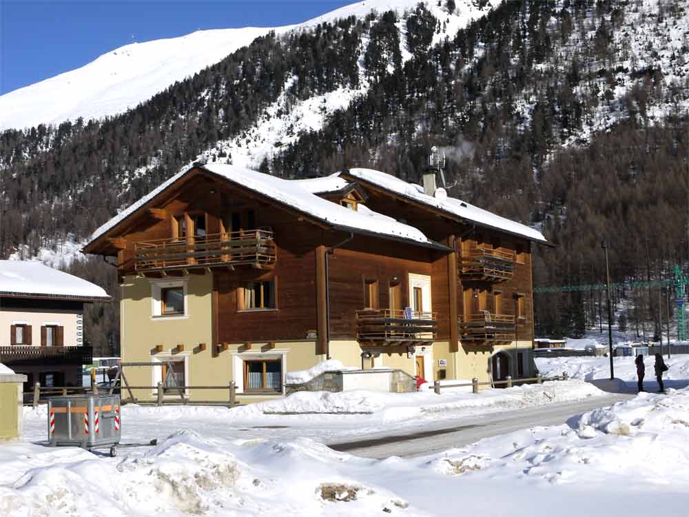 esterno baitall casa con la neve