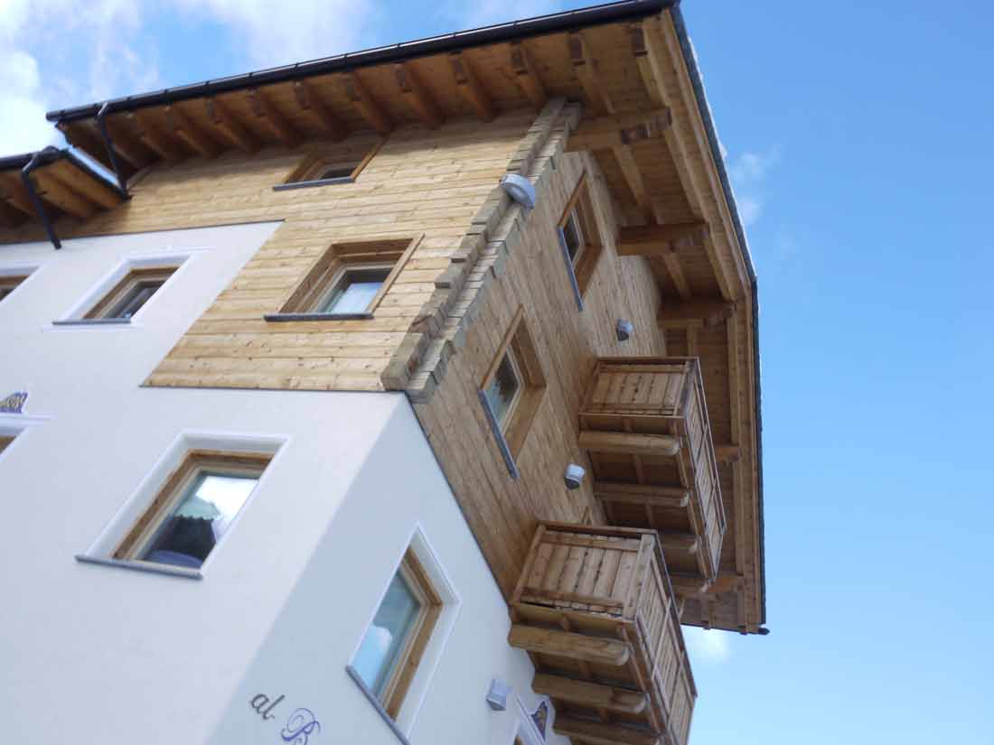 esterno San Rocco livigno tetto con travi in legno